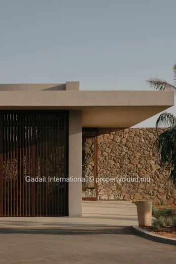 Villa I6 : exceptional bioclimatic villa of 542m² at Beau Champ