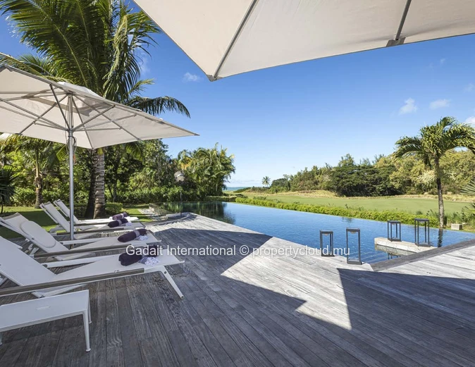 Investissez dans cette superbe Villa luxueuse avec vue golf et vue mer dans l'est de l'Ile Maurice