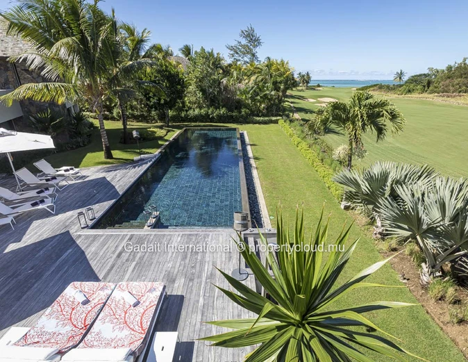 Investissez dans cette superbe Villa luxueuse avec vue golf et vue mer dans l'est de l'Ile Maurice