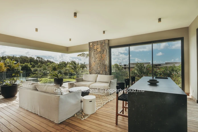 Treat yourself to a villa with sea views in Anahita