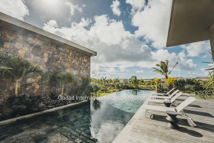 Treat yourself to a villa with sea views in Anahita