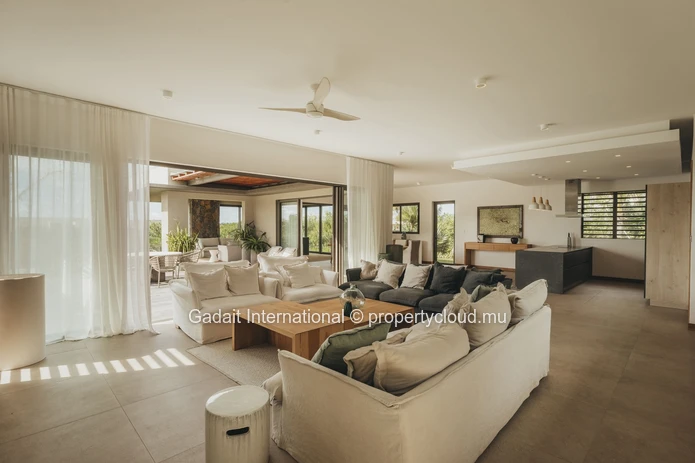 Treat yourself to a villa with sea views in Anahita
