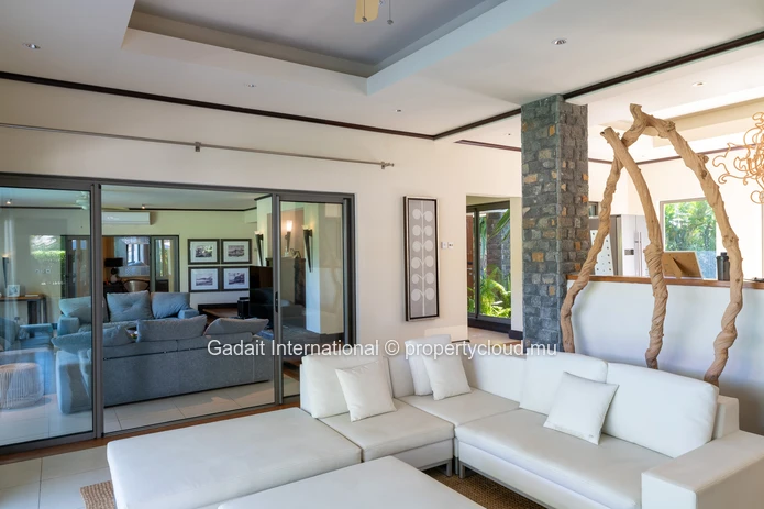 Magnifique propriété de 1972m² avec piscine, jardin et vue panoramique à Anahita