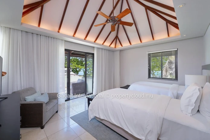 Invest in luxury on the west coast of Mauritius with this 630 m² villa offering ocean views