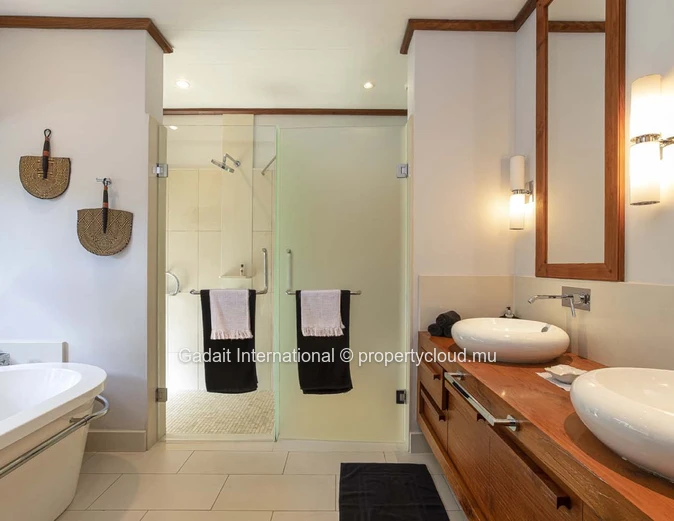Investissez dans cette superbe Villa luxueuse avec vue golf et vue mer dans l'est de l'Ile Maurice
