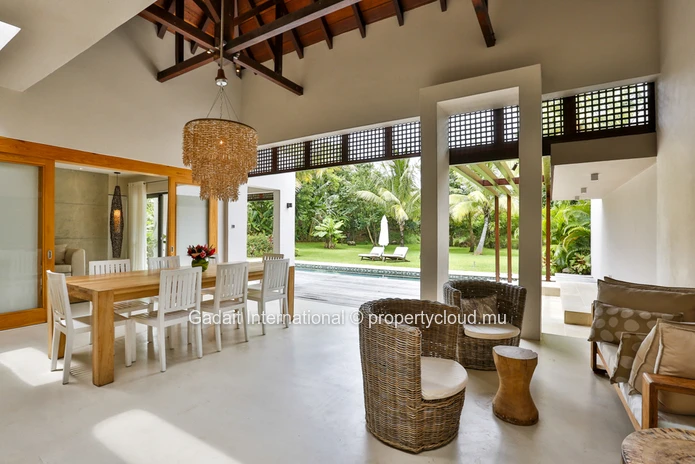 Villa contemporaine avec piscine et jardin tropical à vendre | Anahita Golf & Spa Resort Beau Champ