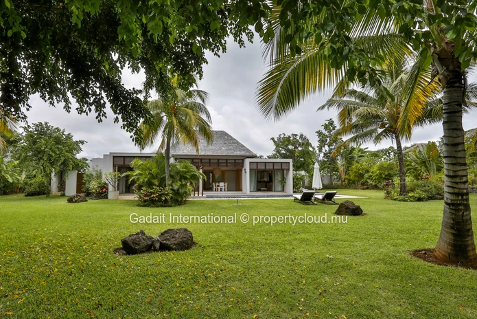Villa contemporaine avec piscine et jardin tropical à vendre | Anahita Golf & Spa Resort Beau Champ