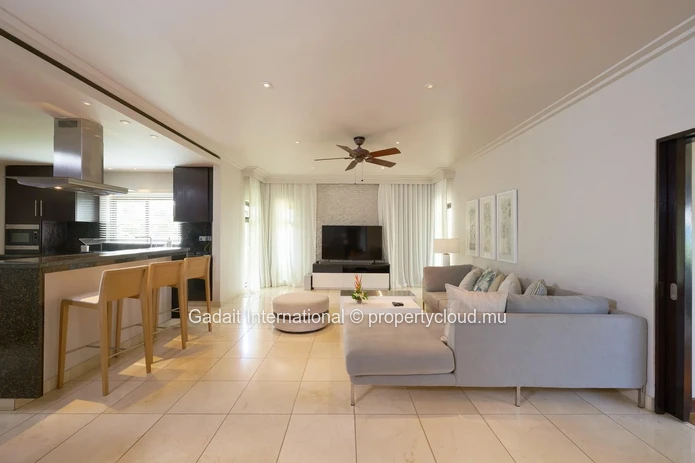 Invest in luxury on the west coast of Mauritius with this 630 m² villa offering ocean views