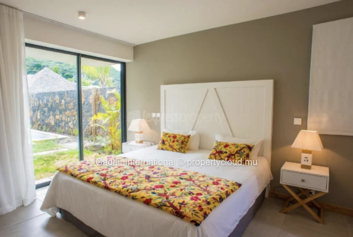 Villa Tropicale Élégante à Marguery | 3 Chambres avec Piscine Privée & Vue Montagne