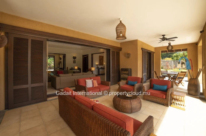 Invest in a modern single-storey villa with swimming pool and stunning mountain view