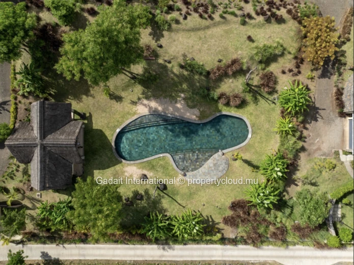 Villa tropicale de luxe avec piscine, accès bateau et prestations haut de gamme à Rivière Noire, Île Maurice