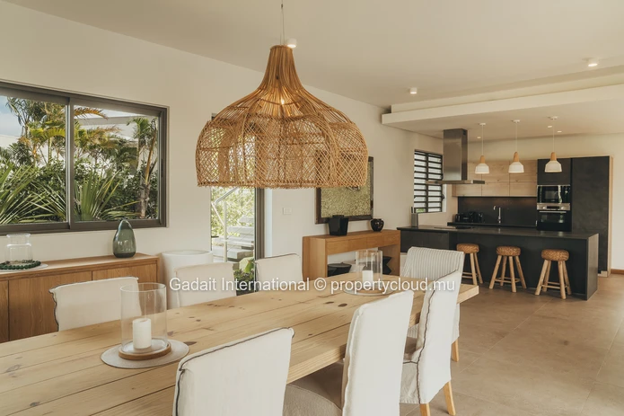 Treat yourself to a villa with sea views in Anahita