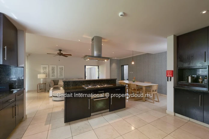 Invest in luxury on the west coast of Mauritius with this 630 m² villa offering ocean views