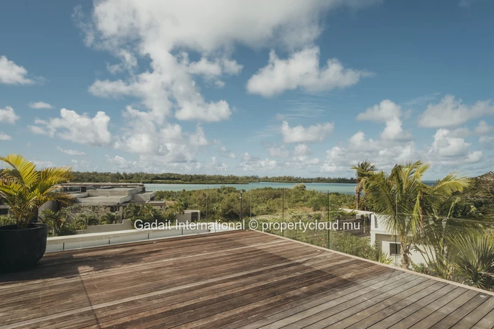 Treat yourself to a villa with sea views in Anahita