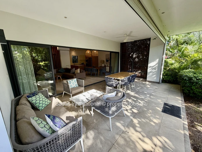 3-bedroom ground-floor apartment with covered terrace – Pointe aux Canonniers