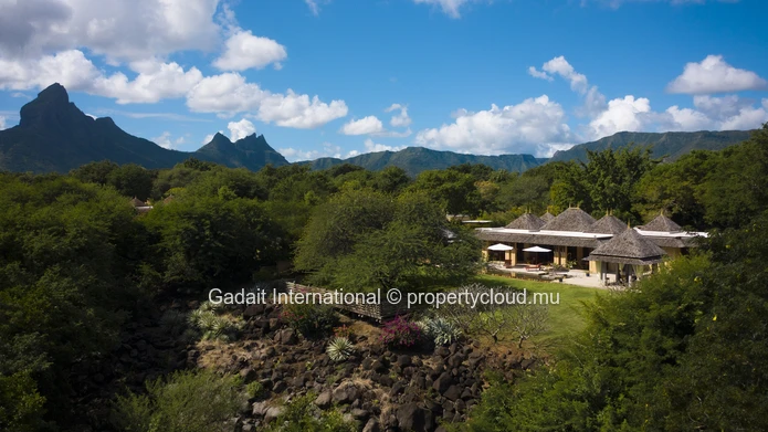Invest in a modern single-storey villa with swimming pool and stunning mountain view