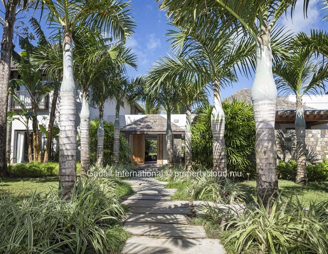 Investissez dans cette superbe Villa luxueuse avec vue golf et vue mer dans l'est de l'Ile Maurice