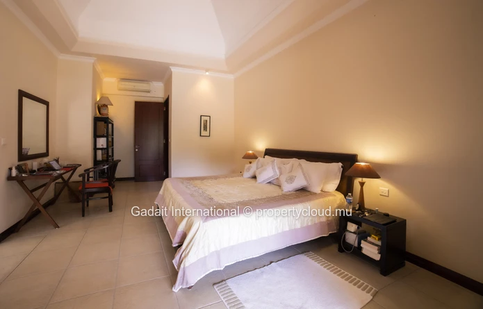 Invest in a modern single-storey villa with swimming pool and stunning mountain view