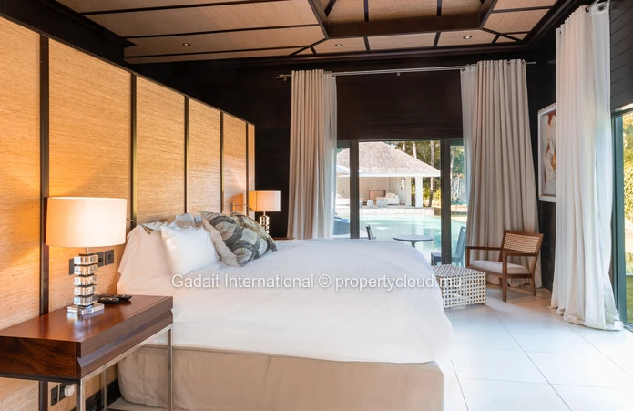 Magnifique propriété de 1972m² avec piscine, jardin et vue panoramique à Anahita