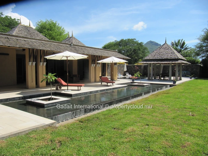 Invest in a modern single-storey villa with swimming pool and stunning mountain view