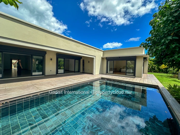 Invest now in this villa with pool and outdoor gazebo