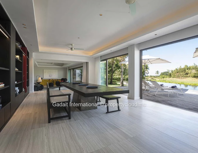 Investissez dans cette superbe Villa luxueuse avec vue golf et vue mer dans l'est de l'Ile Maurice
