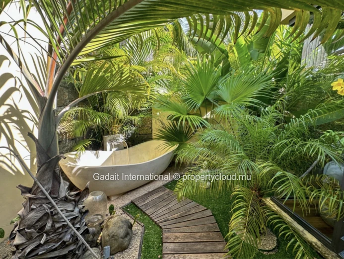 Villa tropicale de luxe avec piscine, accès bateau et prestations haut de gamme à Rivière Noire, Île Maurice