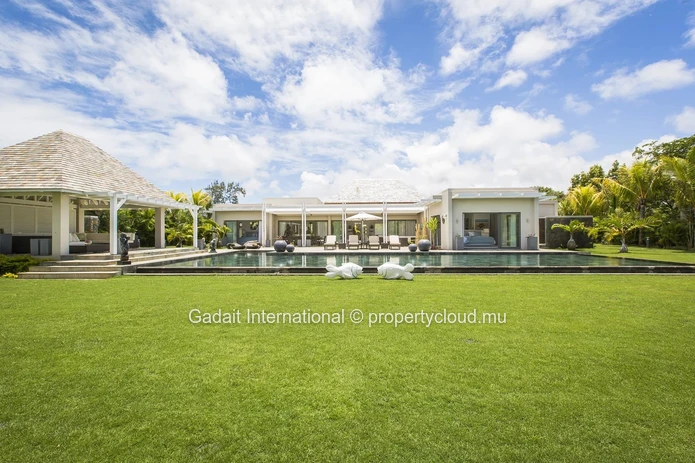 Exceptional villa with panoramic golf view at Anahita Beau Champ