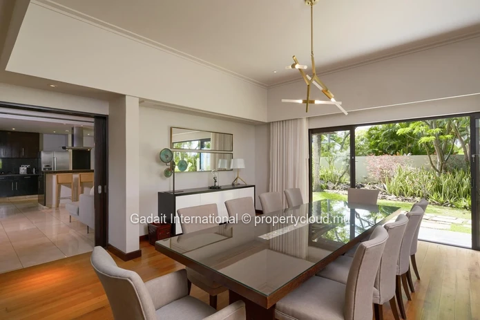 Invest in luxury on the west coast of Mauritius with this 630 m² villa offering ocean views