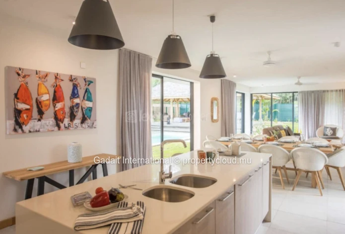 Villa Tropicale Élégante à Marguery | 3 Chambres avec Piscine Privée & Vue Montagne