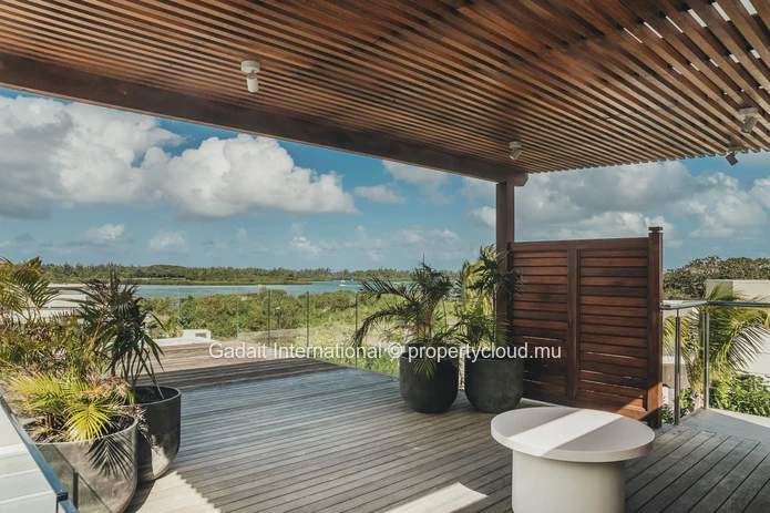 Treat yourself to a villa with sea views in Anahita