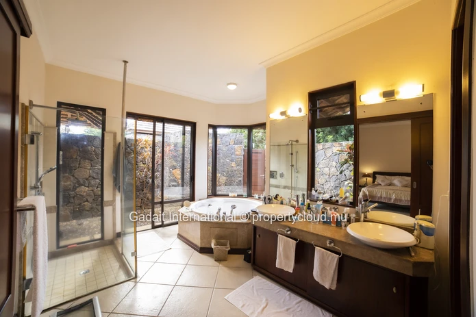 Invest in a modern single-storey villa with swimming pool and stunning mountain view