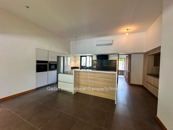 Invest now in this villa with pool and outdoor gazebo