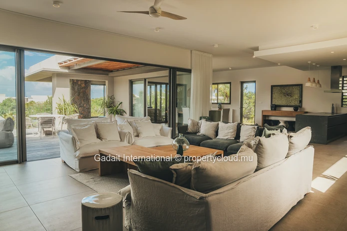 Treat yourself to a villa with sea views in Anahita