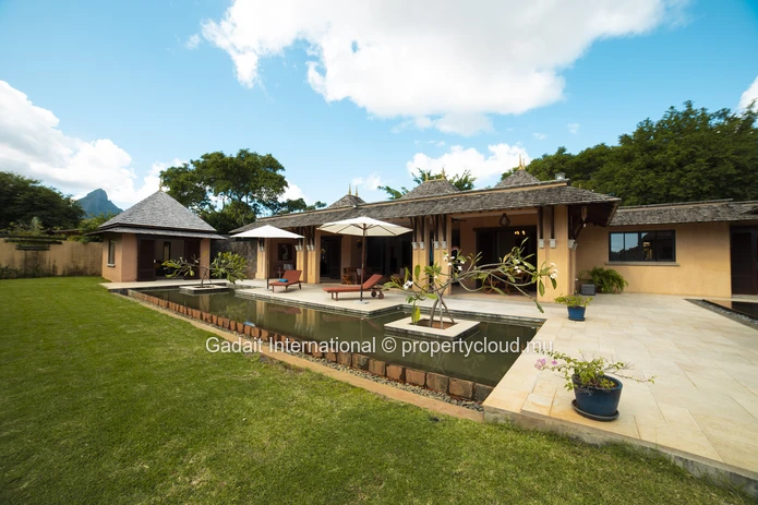 Invest in a modern single-storey villa with swimming pool and stunning mountain view
