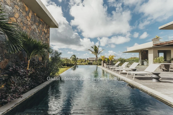 Treat yourself to a villa with sea views in Anahita