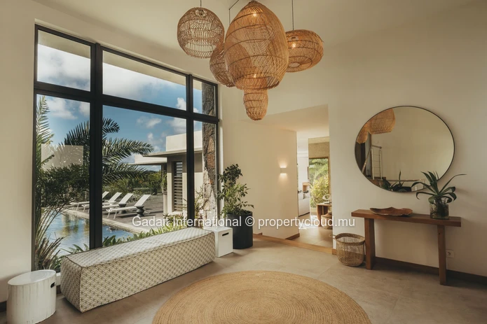 Treat yourself to a villa with sea views in Anahita