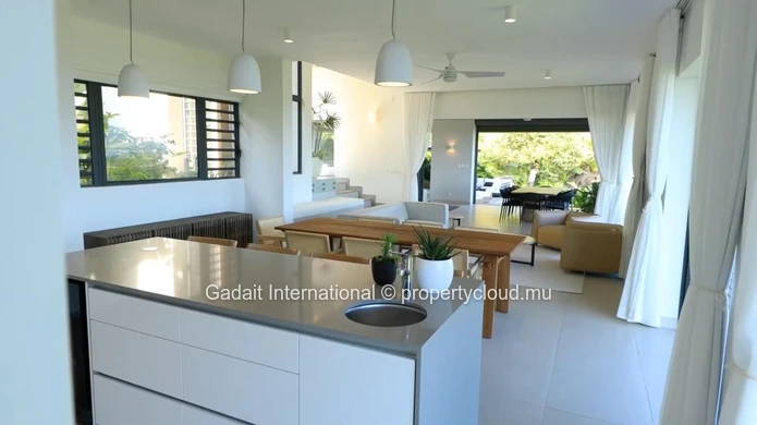 Contemporary villa with breathtaking lagoon views in Rivière Noire
