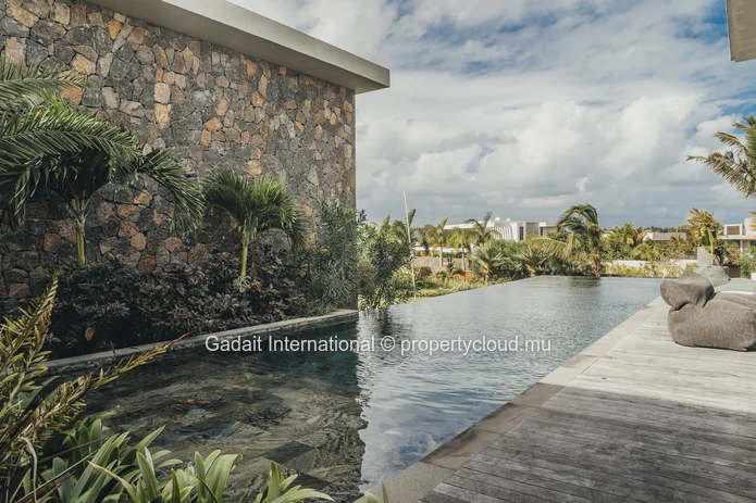 Treat yourself to a villa with sea views in Anahita