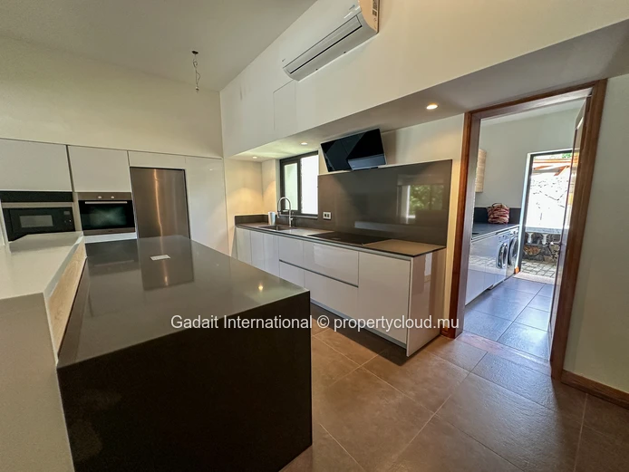 Invest now in this villa with pool and outdoor gazebo