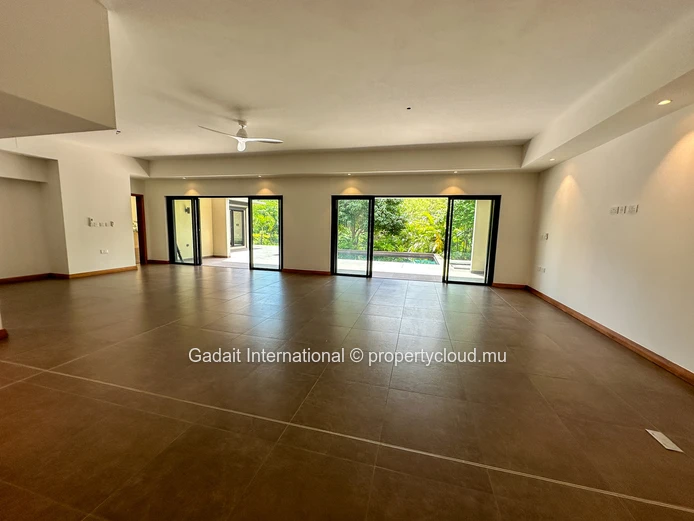Invest now in this villa with pool and outdoor gazebo