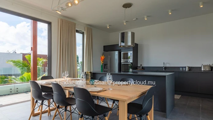Penthouse à Palmar en bord de mer avec vue panoramique, piscine et plage privée