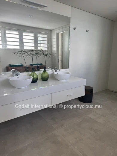 Villa pieds dans l'eau à louer – Pointe d'Azur, vue panoramique Coin de Mire & Îles du Nord