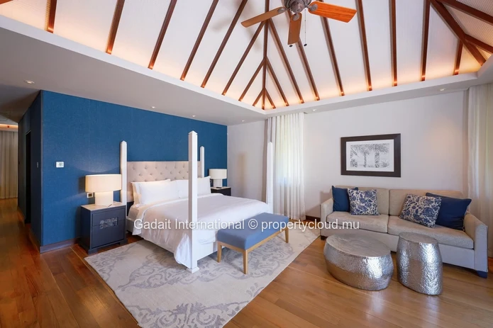 Invest in luxury on the west coast of Mauritius with this 630 m² villa offering ocean views