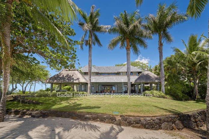 Invest in luxury on the west coast of Mauritius with this 630 m² villa offering ocean views