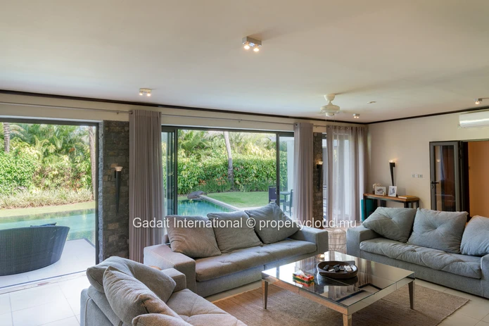 Magnifique propriété de 1972m² avec piscine, jardin et vue panoramique à Anahita