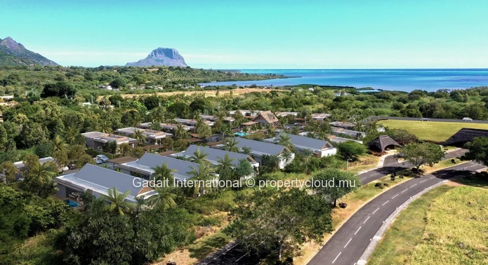 Contemporary Luxury Villa in Mauritius: Sophisticated Design in Rivière Noire