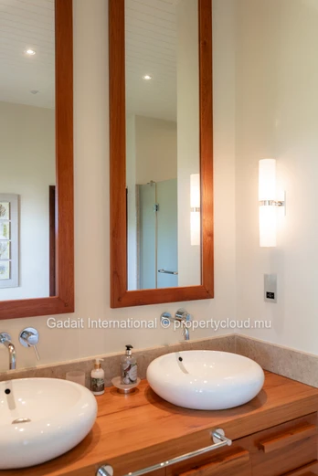 Magnifique propriété de 1972m² avec piscine, jardin et vue panoramique à Anahita