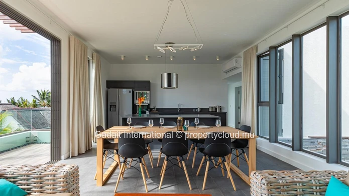 Penthouse à Palmar en bord de mer avec vue panoramique, piscine et plage privée
