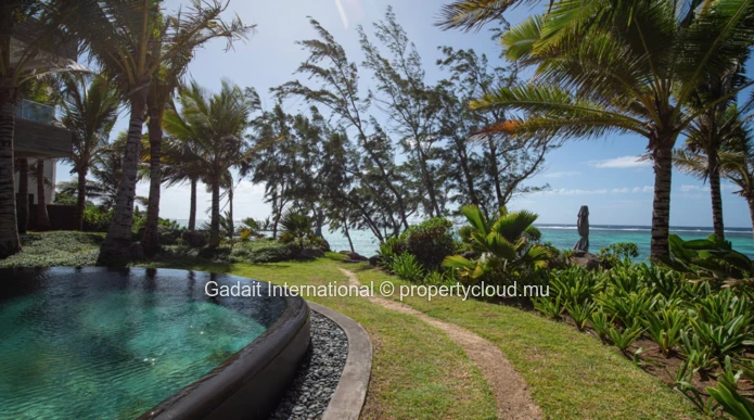 Penthouse à Palmar en bord de mer avec vue panoramique, piscine et plage privée